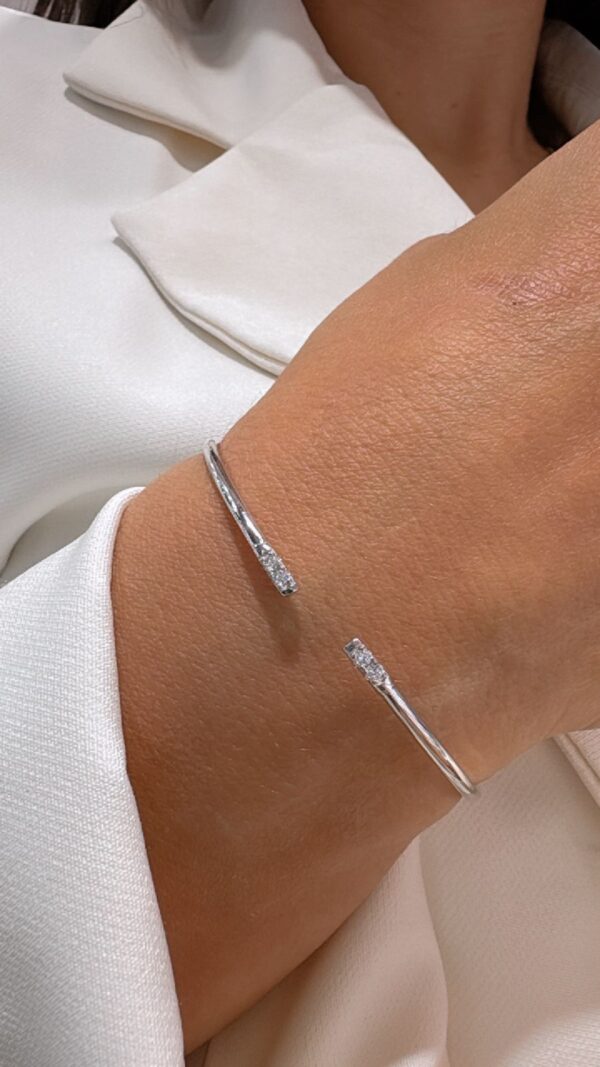 PULSERA DE PLATA MODELO ESCLAVA CON DETALLES DE CUBICS ENGARZADOS