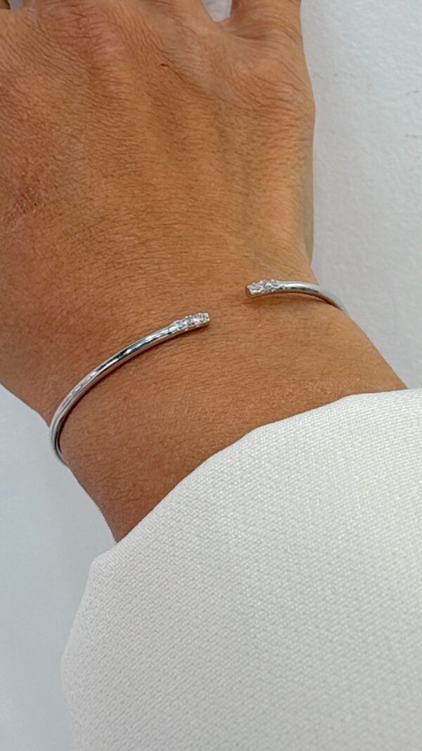 PULSERA DE PLATA MODELO ESCLAVA CON DETALLES DE CUBICS ENGARZADOS - Image 2
