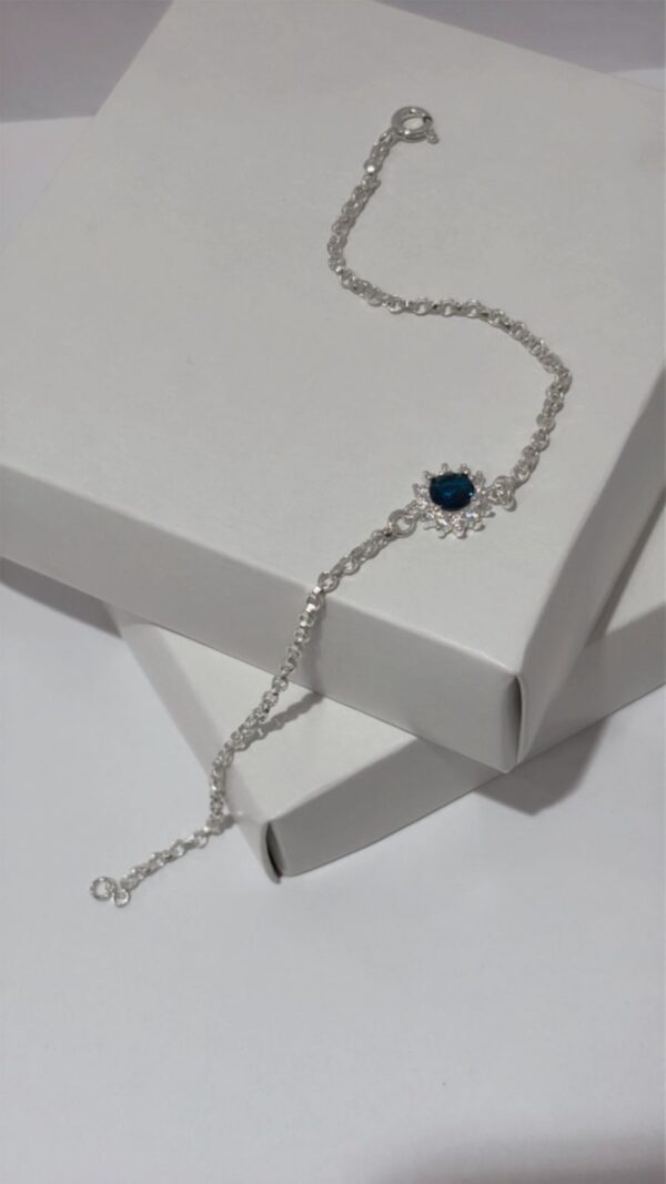 PULSERA DE PLATA MODELO FLOR CENTRO AZUL - Image 2