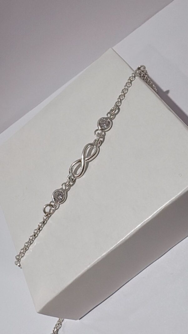 PULSERA DE PLATA CON CENTRO INFINITO - Image 2