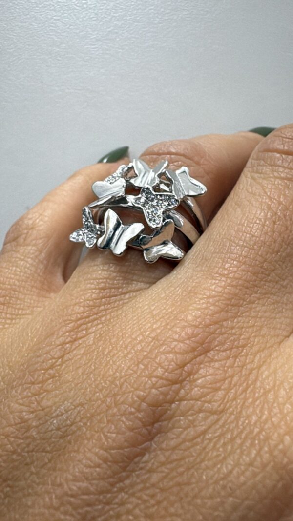 ANILLO MODELO ANCHO CON MARIPOSAS - Image 2