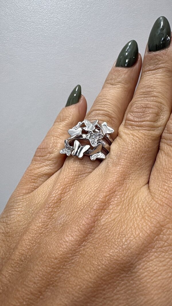 ANILLO MODELO ANCHO CON MARIPOSAS - Image 3