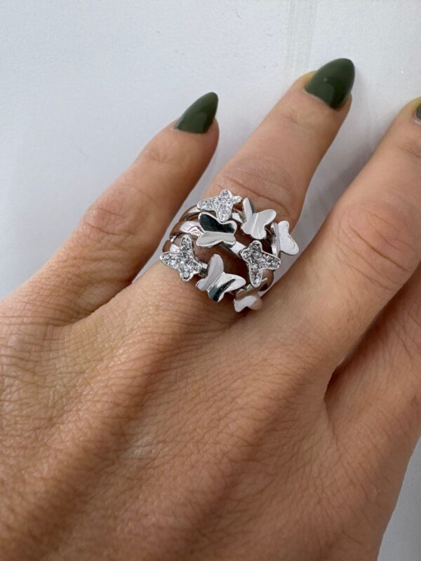ANILLO MODELO ANCHO CON MARIPOSAS - Image 4
