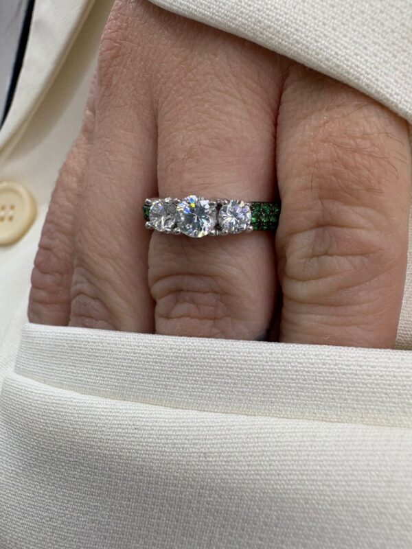 ANILLO LINEA ROSE CON TRES PIERDRAS CENTRALES