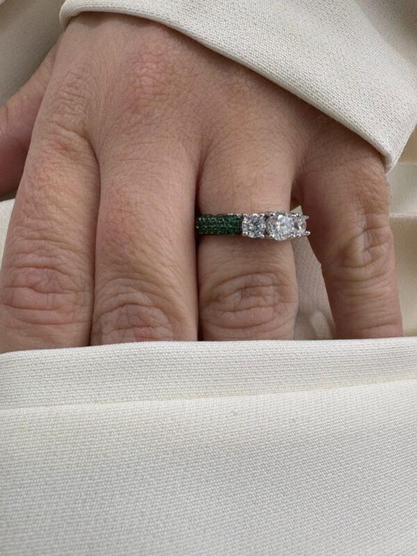 ANILLO LINEA ROSE CON TRES PIERDRAS CENTRALES - Image 2
