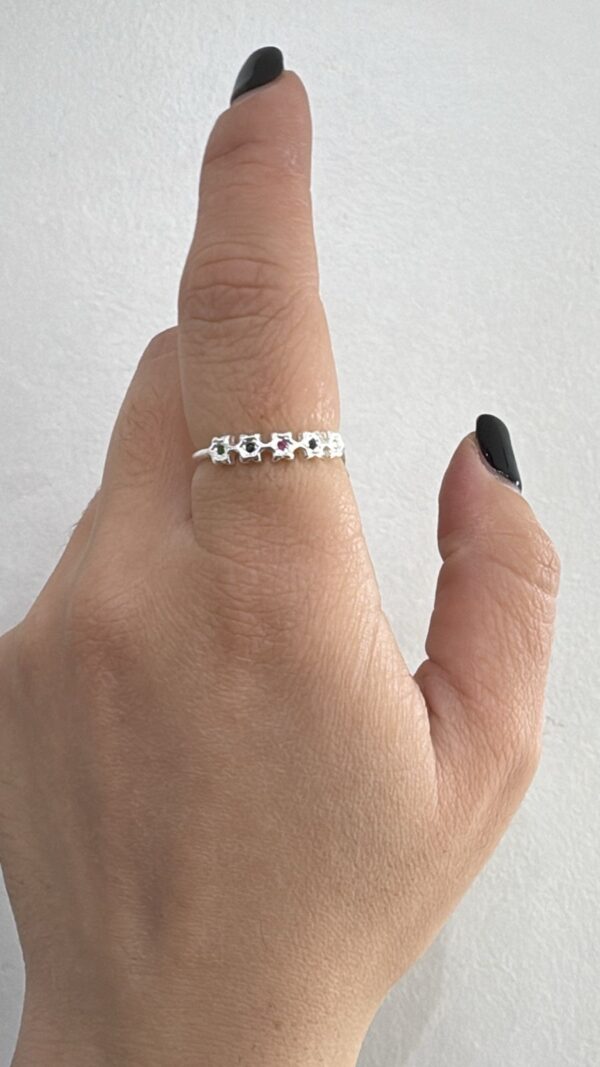 ANILLO DE PLATA MODELO ESTRELLAS CON CUBICS ENGARZADOS - Image 2