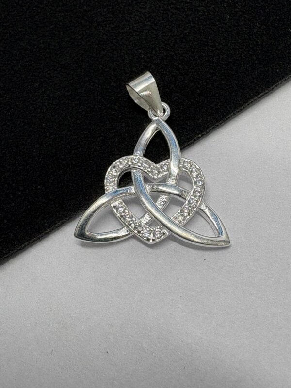 DIJE DE PLATA NUDO DE BRUJA Y CORAZÓN