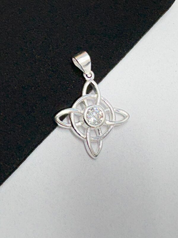 DIJE DE PLATA NUDO DE BRUJA