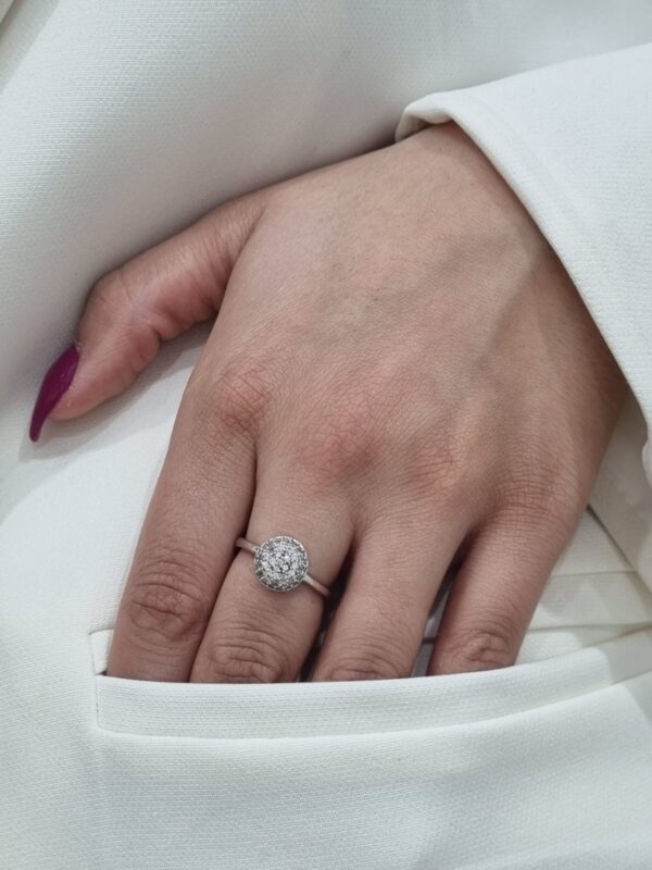 ANILLO de plata rodinada modelo MEDIA ESFERA con micropave