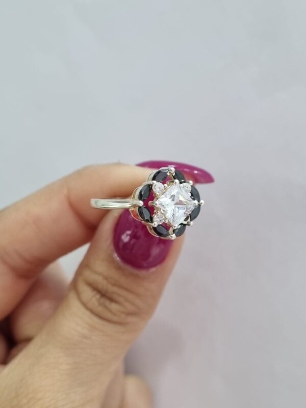 ANILLO de plata modelo "Flor" con piedras blancas y negras n13 - Image 2