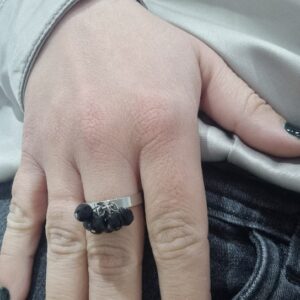 ANILLO de acero modelo ABUNDANCIA con acrilicos negros