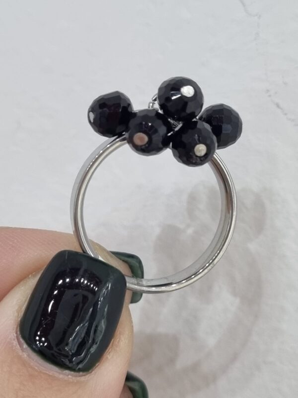 ANILLO de acero modelo ABUNDANCIA con acrilicos negros - Image 2