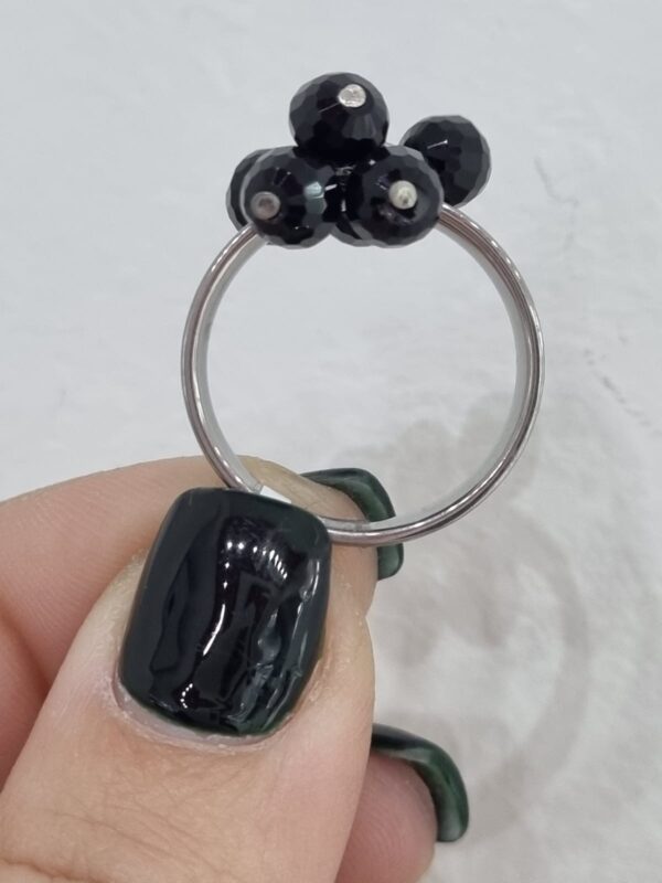 ANILLO de acero modelo ABUNDANCIA con acrilicos negros - Image 3