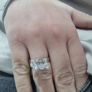 ANILLO de acero modelo ABUNDANCIA con acrilicos blancos