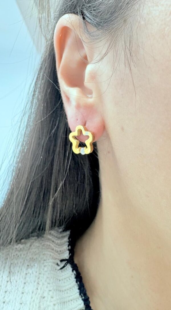 AROS de acero dorado diseño FLOR a la oreja - Image 2