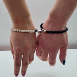 Set de pulseras de simil piedas ,hilo y corazon con iman