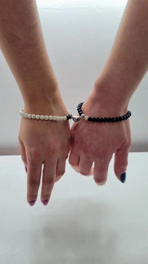 Set de pulseras de simil piedas ,hilo y corazon con iman