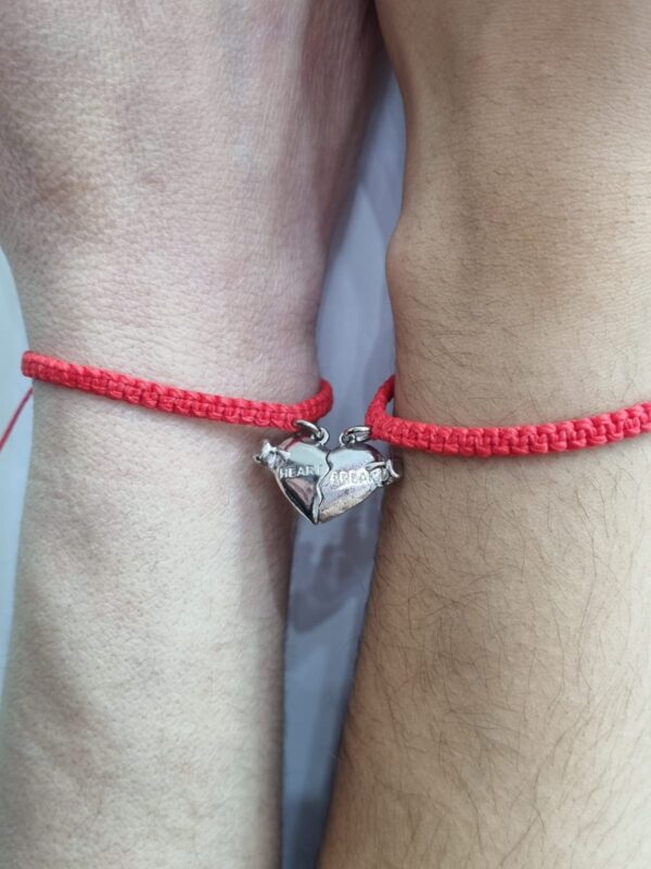 Set de pulseras de hilo y con corazon con iman