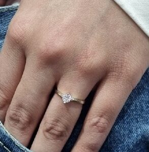 ANILLO de plata con oro tipo cintillo