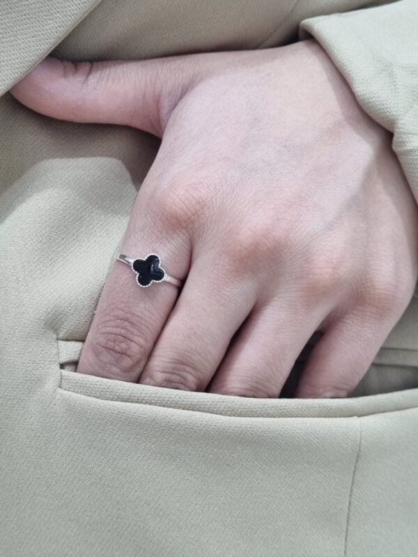 ANILLO de plata rodinada modelo "TREBOL"