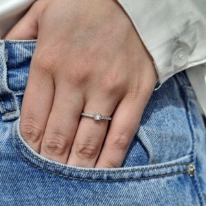 ANILLO de plata rodinada modelo "Manito" N°11
