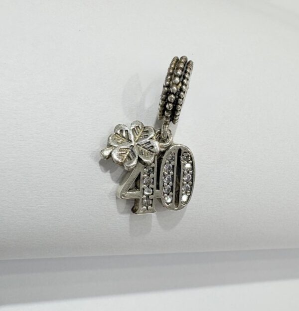 CHARMS de plata "Trebol con 40"