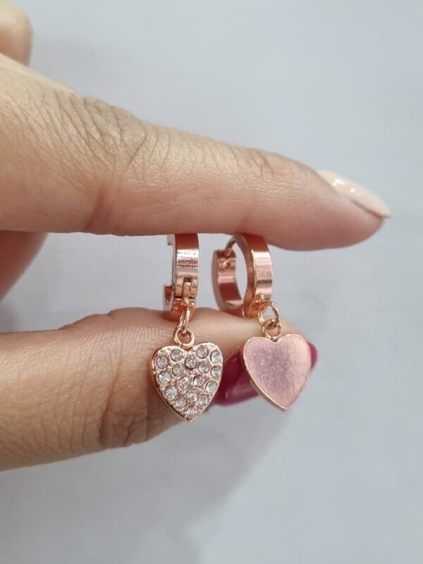 AROS DE ACERO ROSE CON CORAZONES COLGANTES - Image 2