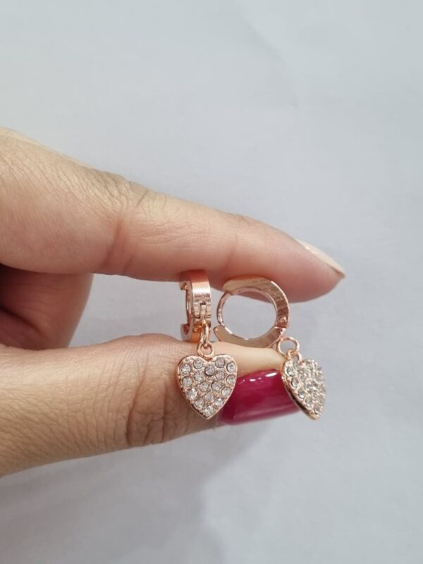 AROS DE ACERO ROSE CON CORAZONES COLGANTES - Image 3