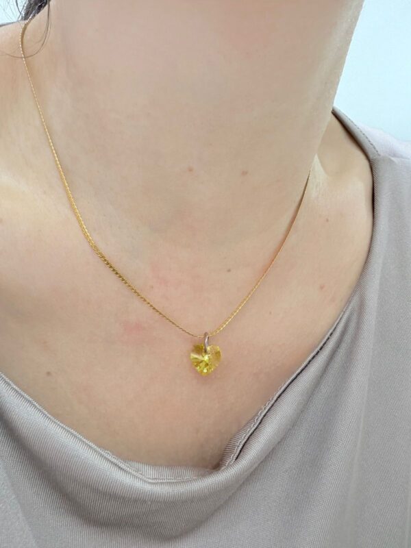 CONJUNTO de acero dorado diseño con corazón amarillo