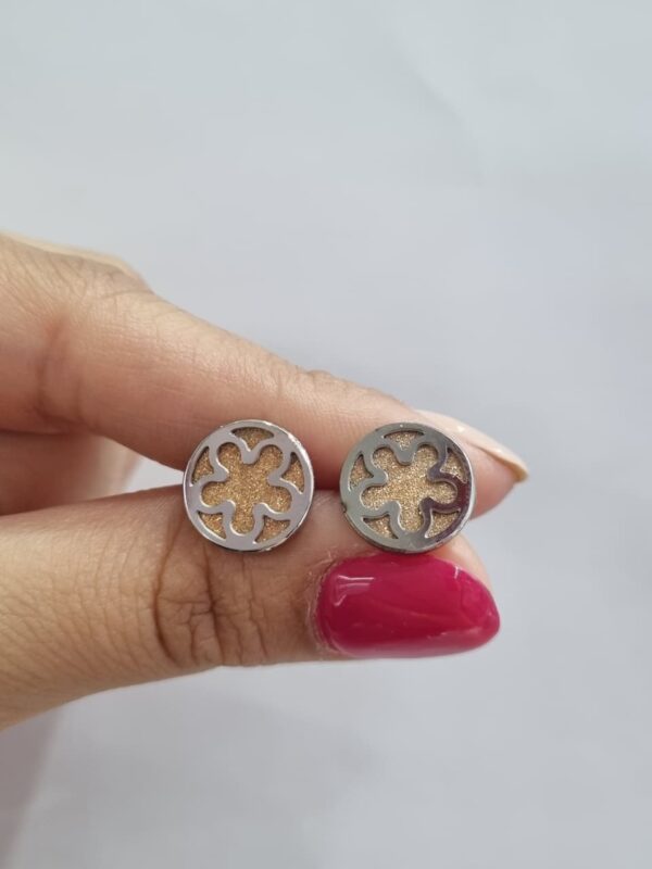 AROS DE ACERO CON DETALLE ROSE MODELO FLOR - Image 2