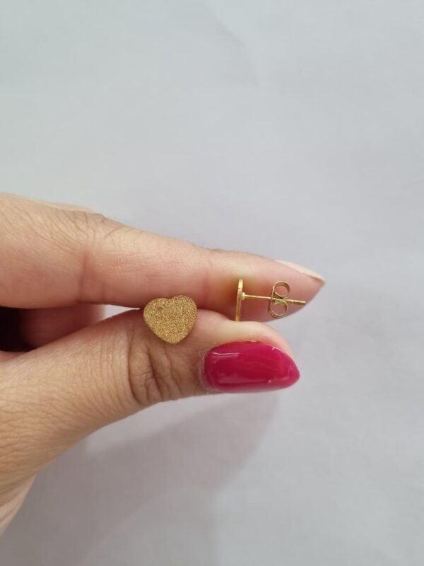 AROS DE ACERO DORADO MODELO CORAZON ARENADO - Image 2