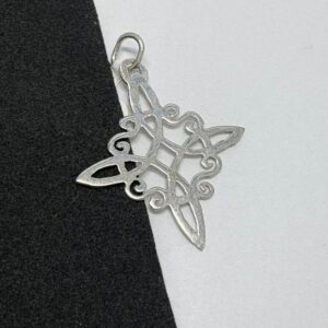 DIJE DE PLATA NUDO DE BRUJA