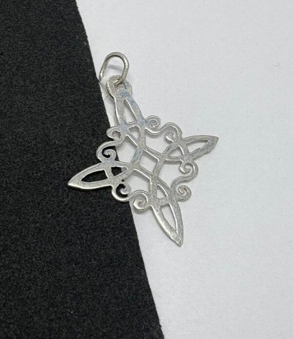 DIJE DE PLATA NUDO DE BRUJA
