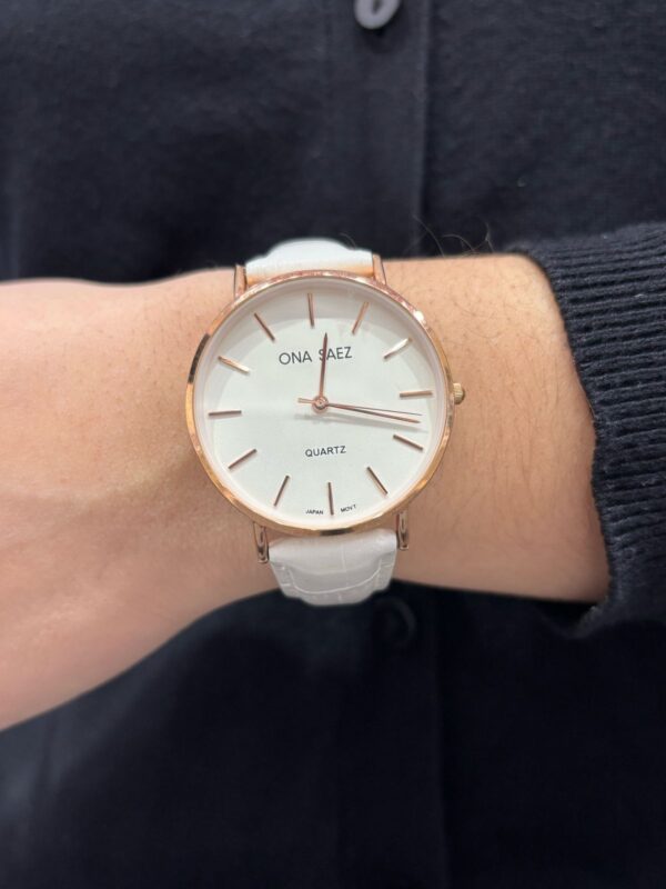 RELOJ ONA SAEZ modelo 61932GA con cuerina