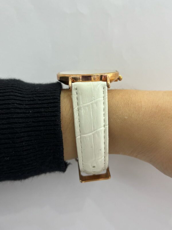 RELOJ ONA SAEZ modelo 61932GA con cuerina - Image 3