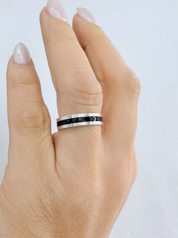 ALIANZA de plata con centro esmaltado negro