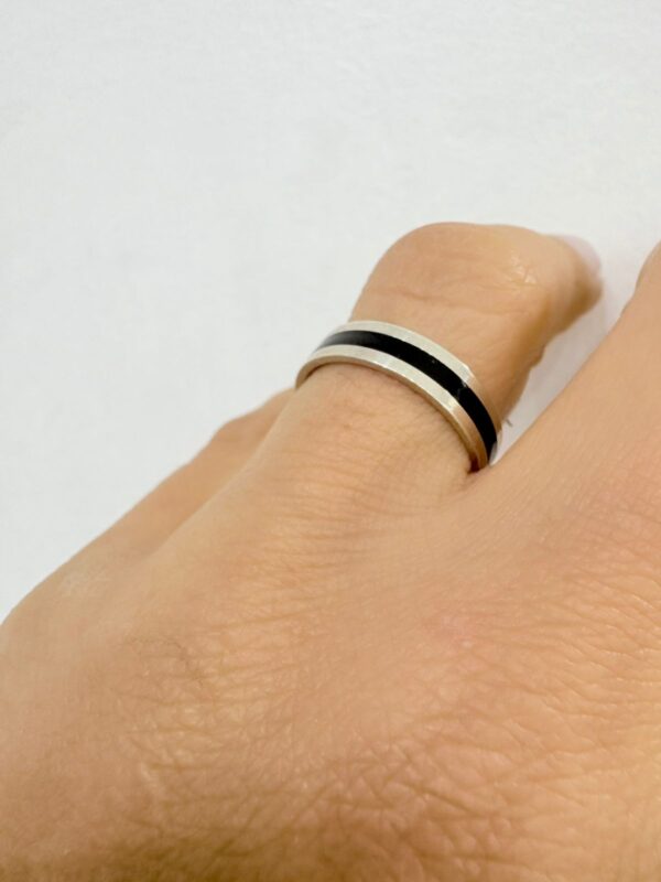 ALIANZA de plata con centro esmaltado negro - Image 2