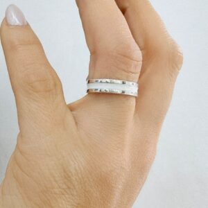 ALIANZA de plata con centro esmaltado blanco