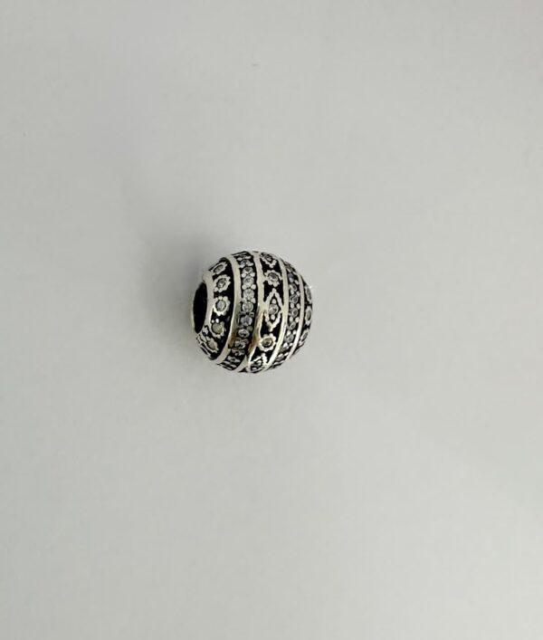 CHARMS de plata "DONA CON PIEDRAS"