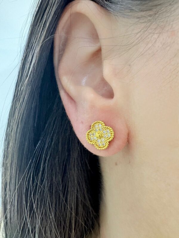 AROS DE ACERO DORADO MODELO TRÉBOL - Image 3