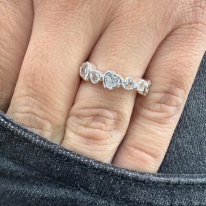 ANILLO de acero blanco diseño medio sin fin de corazones con piedras