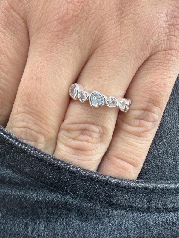 ANILLO de acero blanco diseño medio sin fin de corazones con piedras