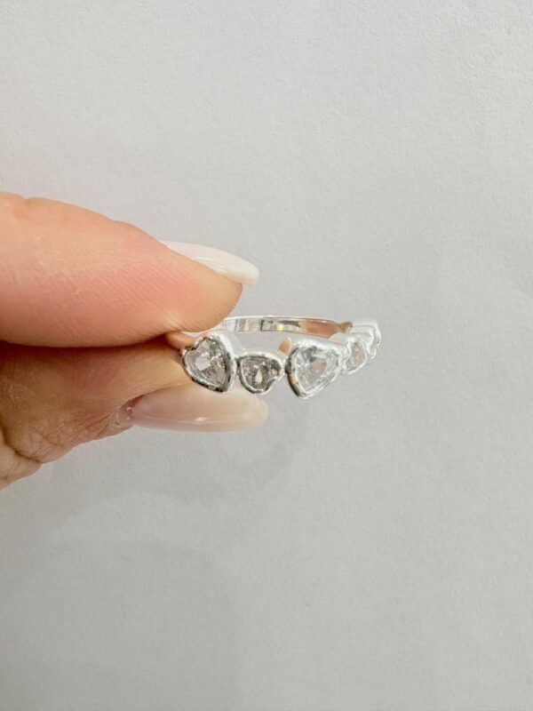 ANILLO de acero blanco diseño medio sin fin de corazones con piedras - Image 3