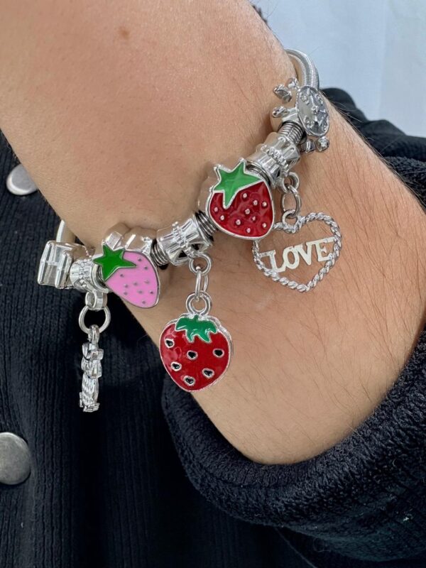 PULSERA de acero modelo con dijes varios, elastizada