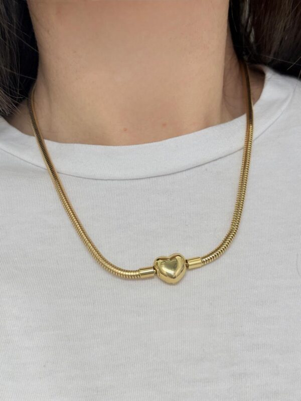 CADENA de acero dorado diseño semi rigido con cierre corazon de 45cm