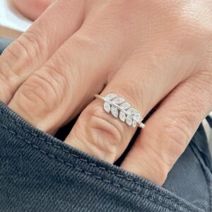 ANILLO de acero blanco diseño "HOJAS"