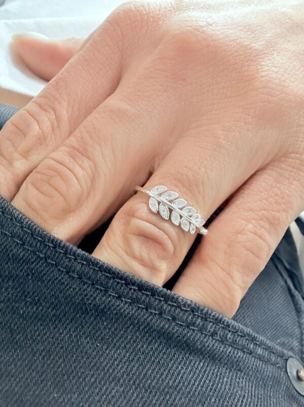 ANILLO de acero blanco diseño "HOJAS"