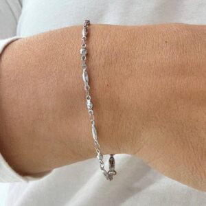 PULSERA de acero diseño delicado con detalles