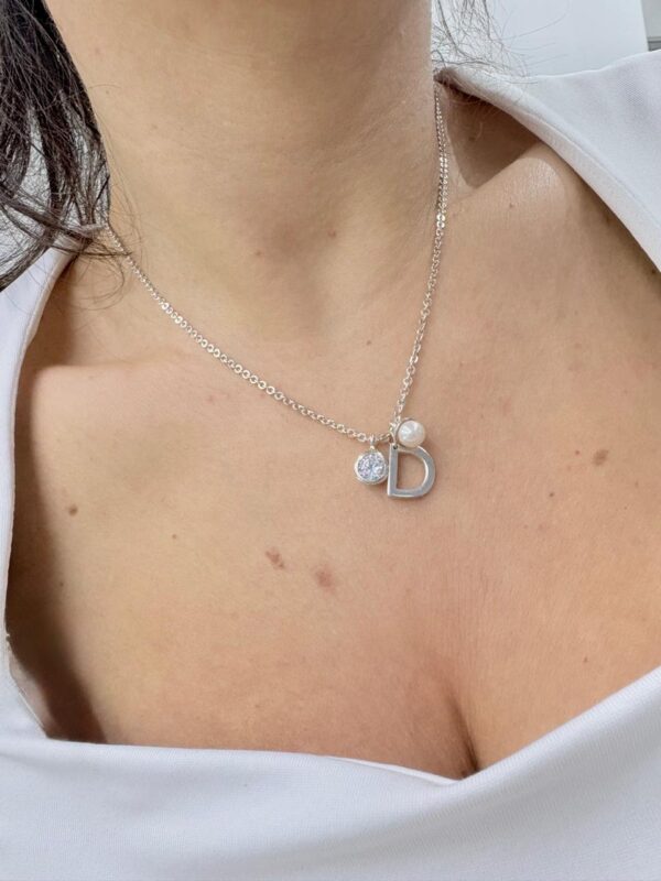 CONJUNTO DE DIOS DISEÑO CON INICIAL "D" Y MINI DIJES PERLA Y CIRCON