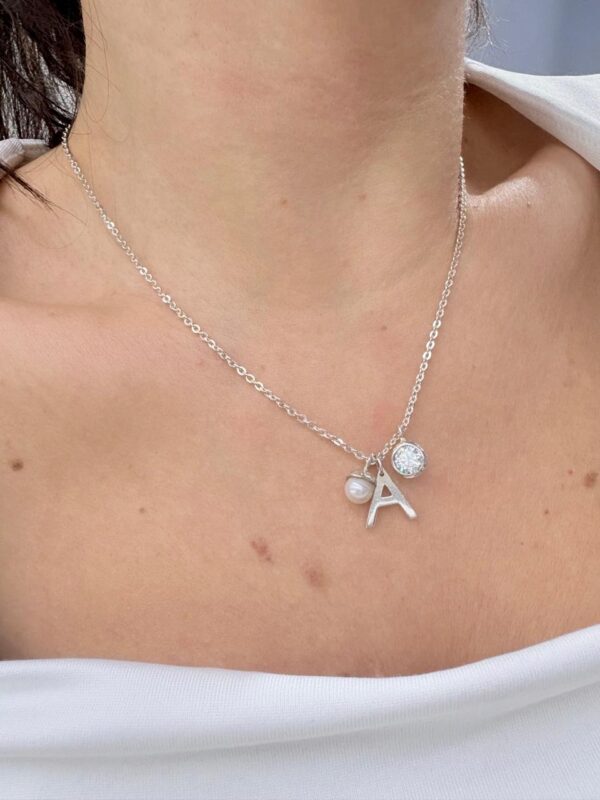 CONJUNTO DE DIOS DISEÑO CON INICIAL "A" Y MINI DIJES PERLA Y CIRCON
